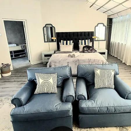 Q On Westford Villa Cape Town Room photo